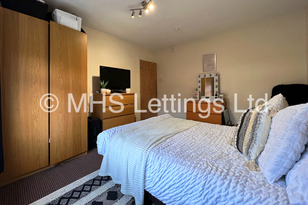 Photo of 3 Bedroom Mid Terraced House in 34 Mayville Avenue, Leeds, LS6 1NQ