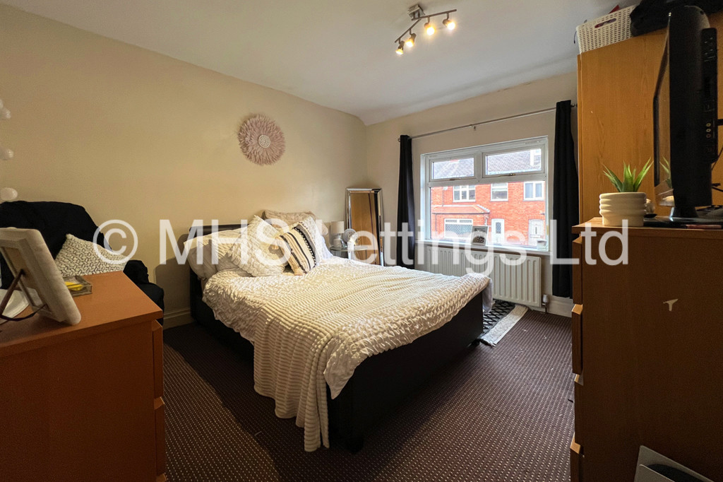 Photo of 3 Bedroom Mid Terraced House in 34 Mayville Avenue, Leeds, LS6 1NQ