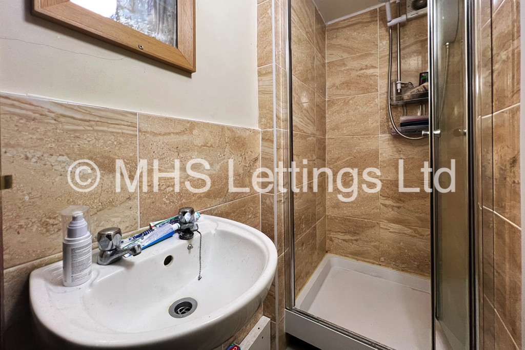 Photo of 6 Bedroom Mid Terraced House in 19 Brudenell View, Leeds, LS6 1HG