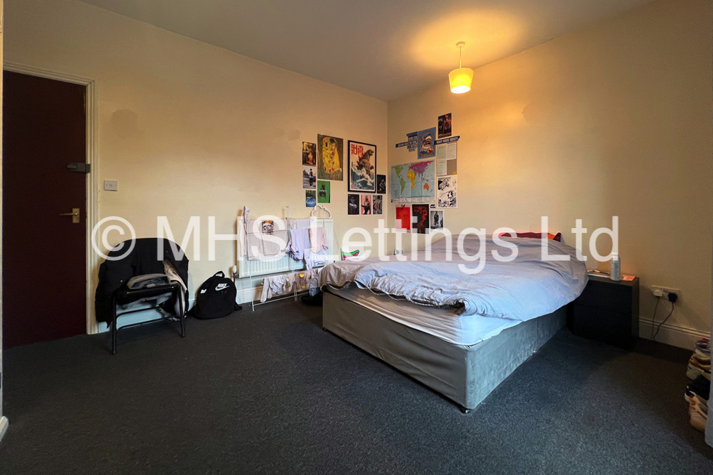 Photo of 6 Bedroom Mid Terraced House in 19 Brudenell View, Leeds, LS6 1HG