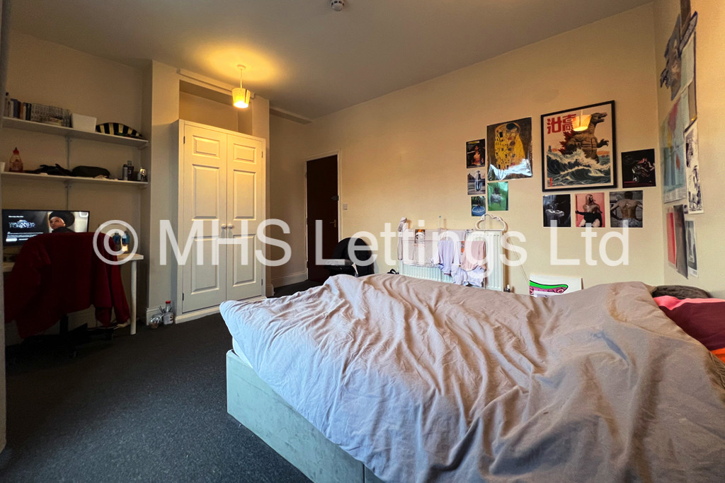Photo of 6 Bedroom Mid Terraced House in 19 Brudenell View, Leeds, LS6 1HG