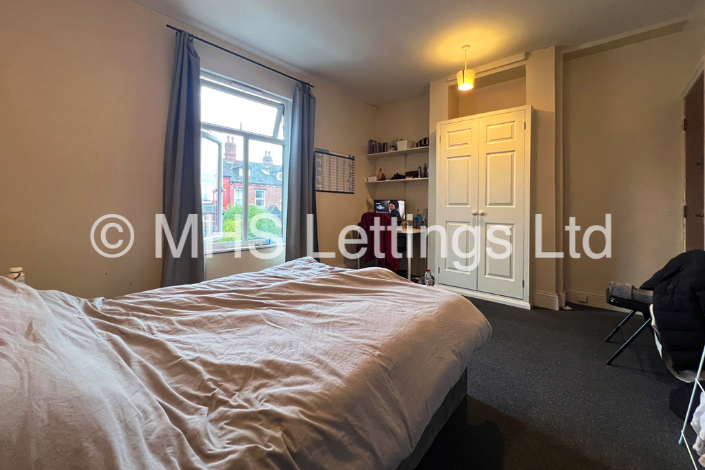 Photo of 6 Bedroom Mid Terraced House in 19 Brudenell View, Leeds, LS6 1HG