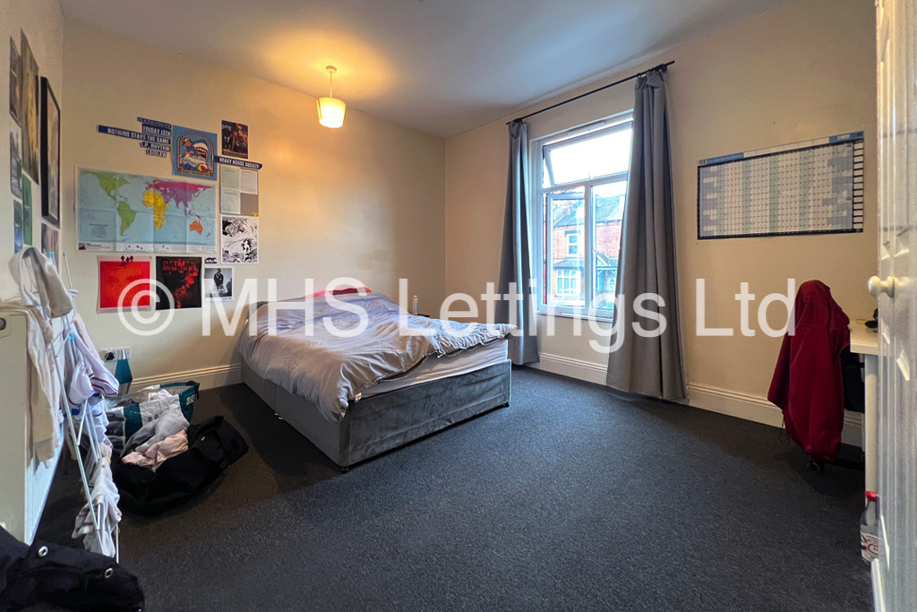 Photo of 6 Bedroom Mid Terraced House in 19 Brudenell View, Leeds, LS6 1HG