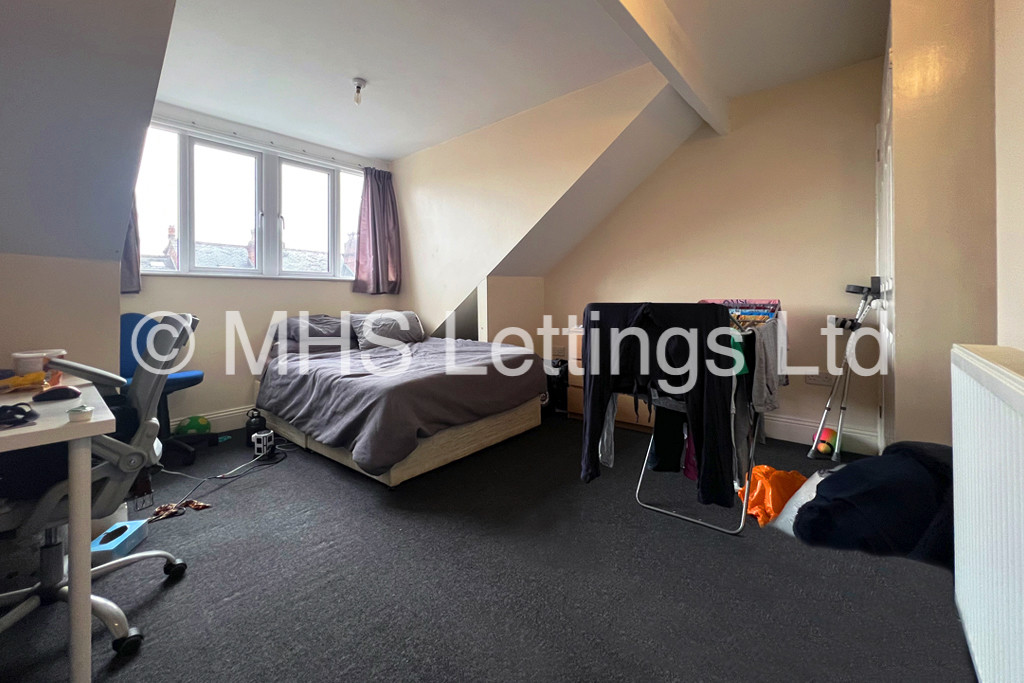 Photo of 6 Bedroom Mid Terraced House in 19 Brudenell View, Leeds, LS6 1HG