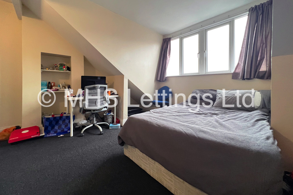 Photo of 6 Bedroom Mid Terraced House in 19 Brudenell View, Leeds, LS6 1HG