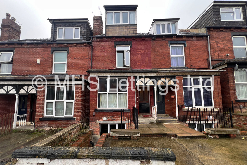Photo of 6 Bedroom Mid Terraced House in 19 Brudenell View, Leeds, LS6 1HG