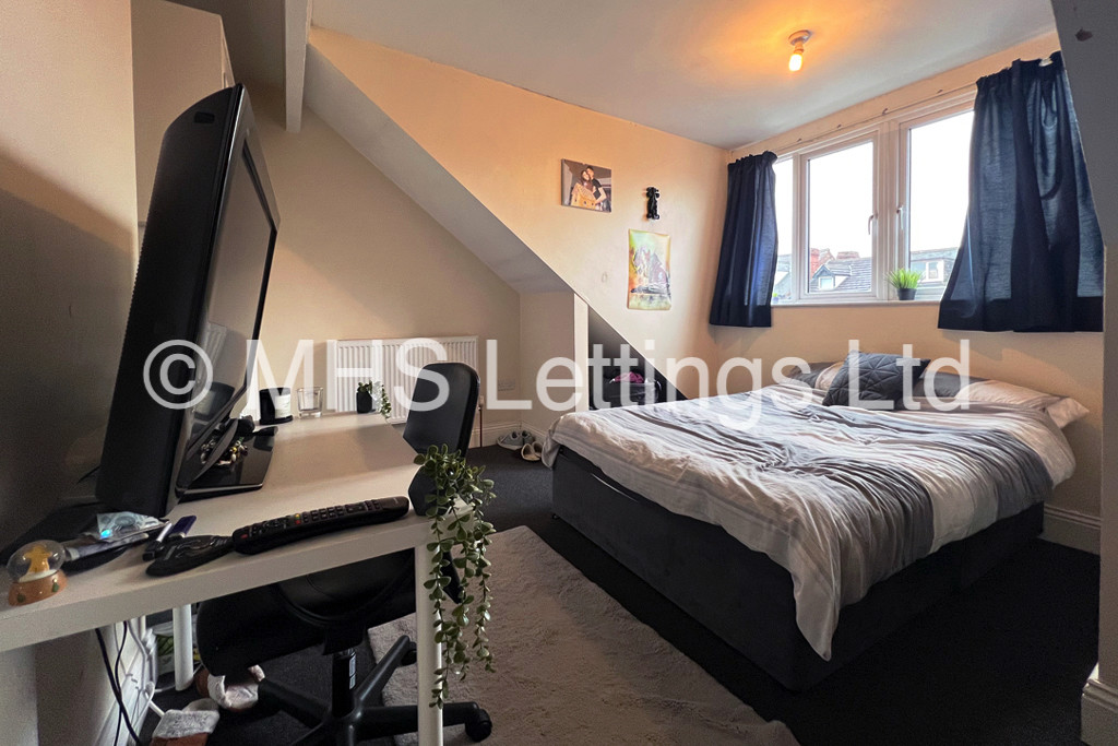 Photo of 6 Bedroom Mid Terraced House in 19 Brudenell View, Leeds, LS6 1HG