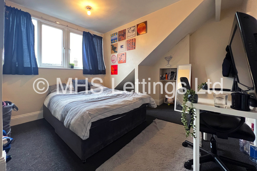 Photo of 6 Bedroom Mid Terraced House in 19 Brudenell View, Leeds, LS6 1HG