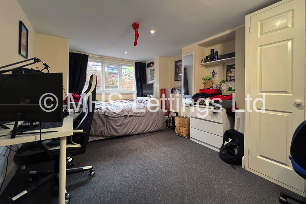 Photo of 6 Bedroom Mid Terraced House in 19 Brudenell View, Leeds, LS6 1HG