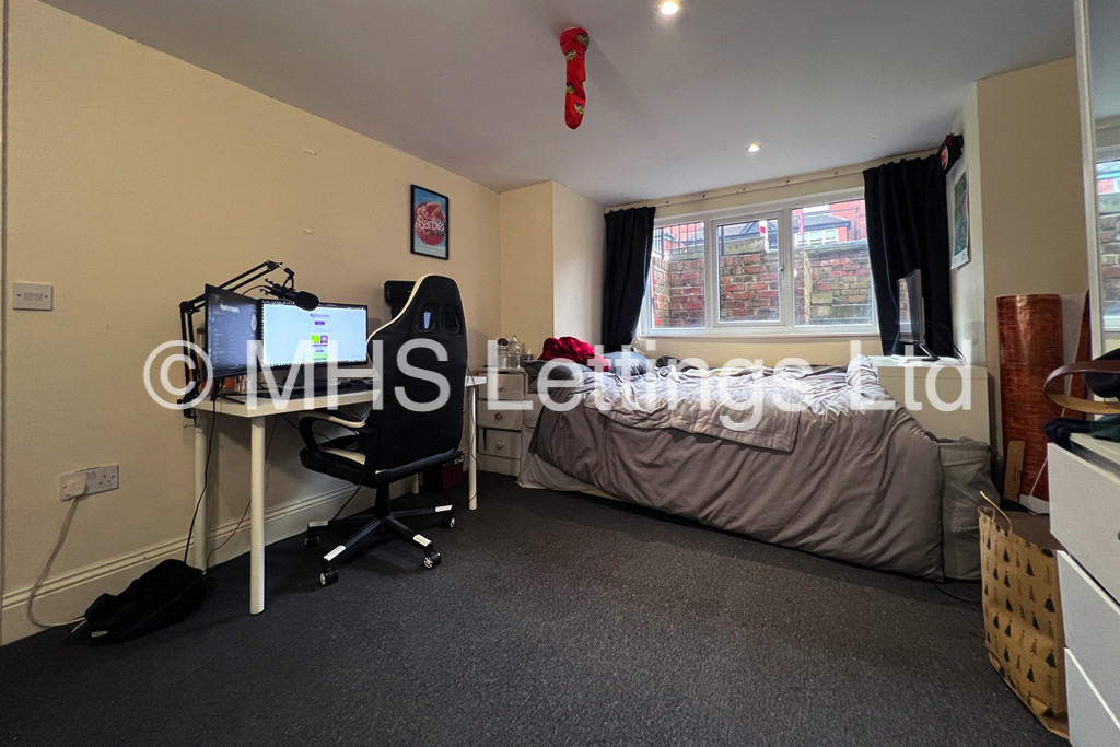 Photo of 6 Bedroom Mid Terraced House in 19 Brudenell View, Leeds, LS6 1HG
