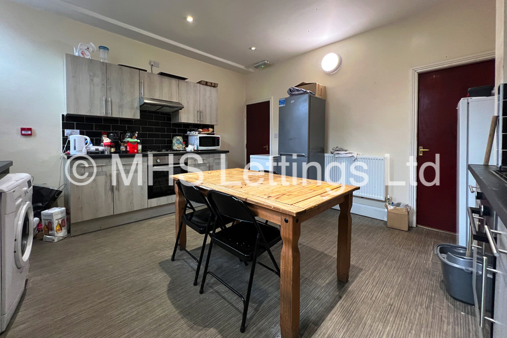 Photo of 6 Bedroom Mid Terraced House in 19 Brudenell View, Leeds, LS6 1HG