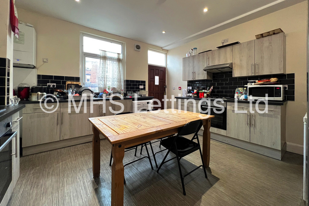 Photo of 6 Bedroom Mid Terraced House in 19 Brudenell View, Leeds, LS6 1HG