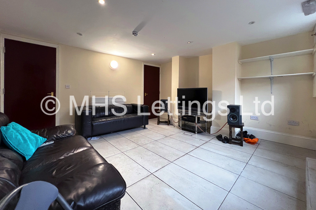 Photo of 6 Bedroom Mid Terraced House in 19 Brudenell View, Leeds, LS6 1HG