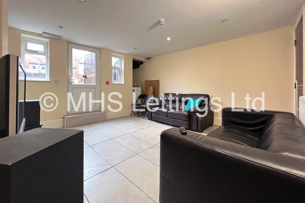 Photo of 6 Bedroom Mid Terraced House in 19 Brudenell View, Leeds, LS6 1HG