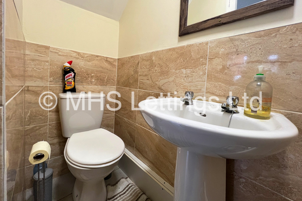 Photo of 6 Bedroom Mid Terraced House in 19 Brudenell View, Leeds, LS6 1HG