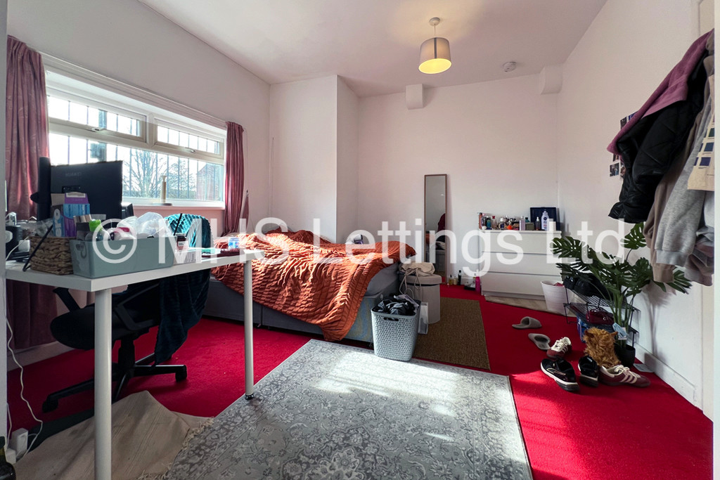 Photo of 5 Bedroom End Terraced House in 10 Glossop View, Leeds, LS6 2LQ