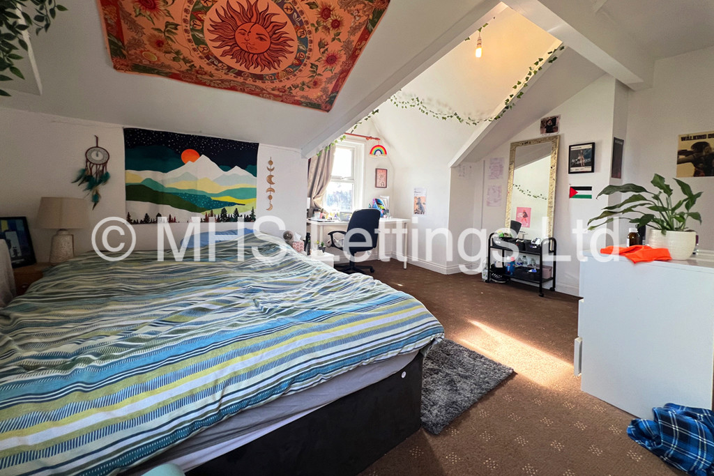 Photo of 5 Bedroom End Terraced House in 10 Glossop View, Leeds, LS6 2LQ