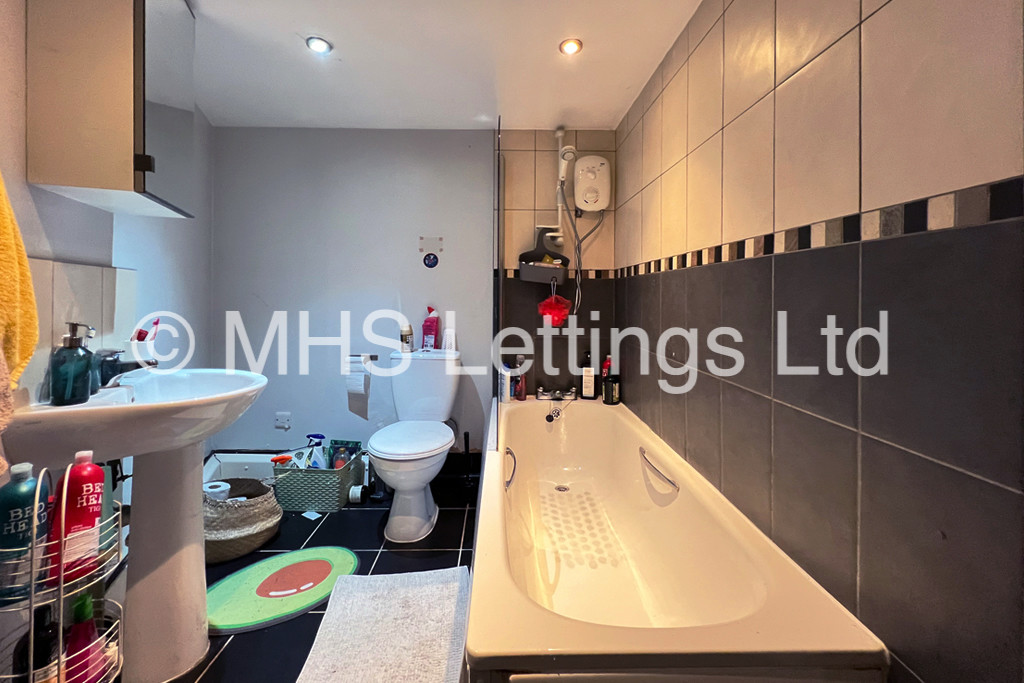 Photo of 4 Bedroom End Terraced House in 21 Granby Terrace, Leeds, LS6 3BB