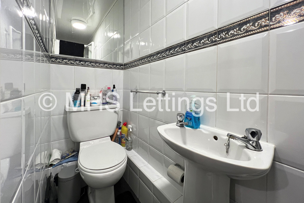 Photo of 1 Bedroom Shared House in Room 1, 16 Hanover Square, Leeds, LS3 1AP