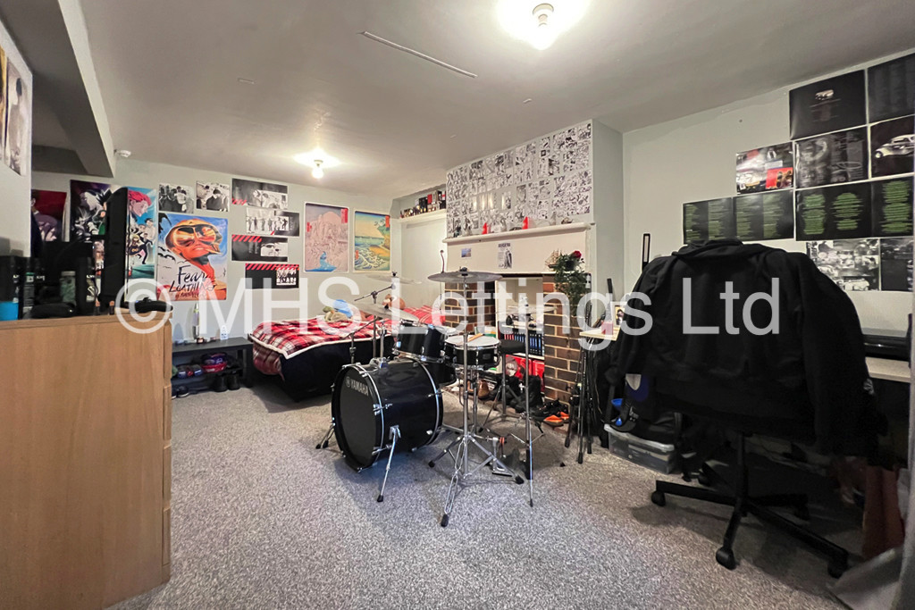 Photo of 1 Bedroom Shared House in Room 1, 16 Hanover Square, Leeds, LS3 1AP