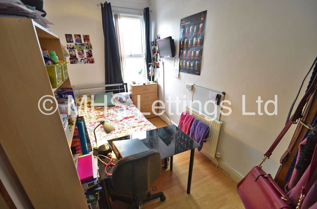 Photo of 7 Bedroom Mid Terraced House in 47 Richmond Avenue, Leeds, LS6 1DB