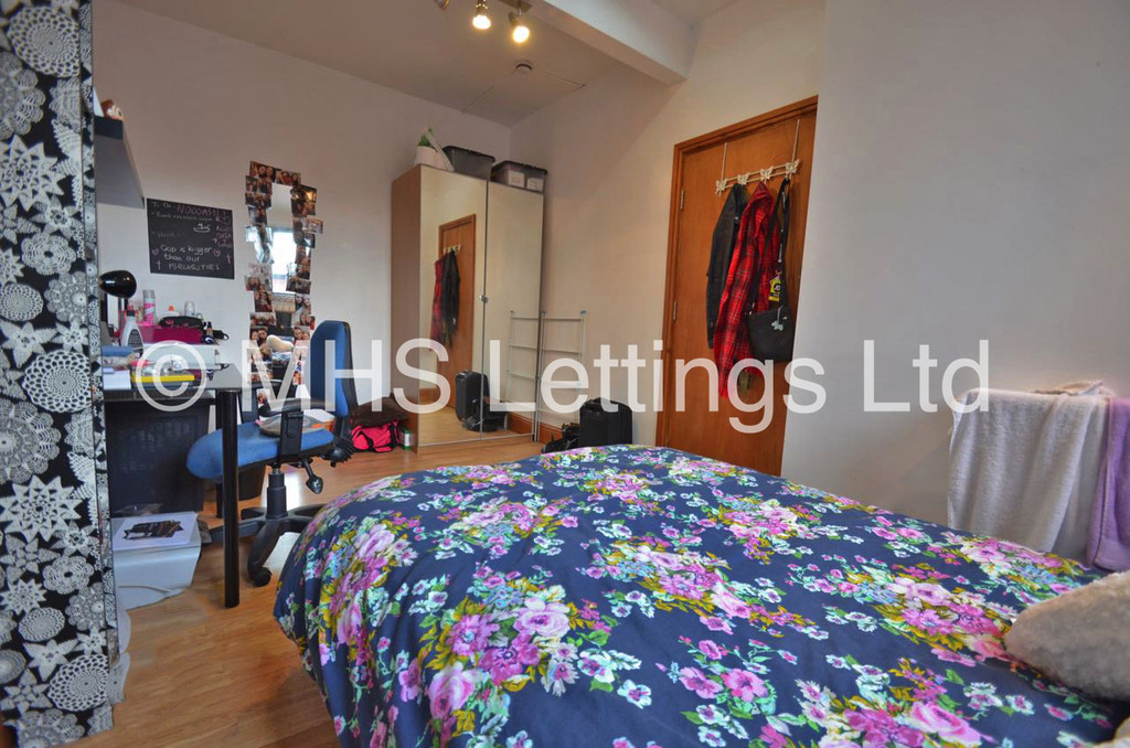Photo of 7 Bedroom Mid Terraced House in 47 Richmond Avenue, Leeds, LS6 1DB
