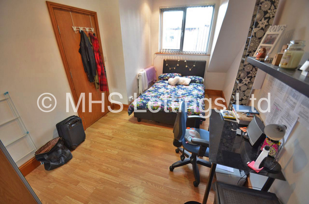 Photo of 7 Bedroom Mid Terraced House in 47 Richmond Avenue, Leeds, LS6 1DB