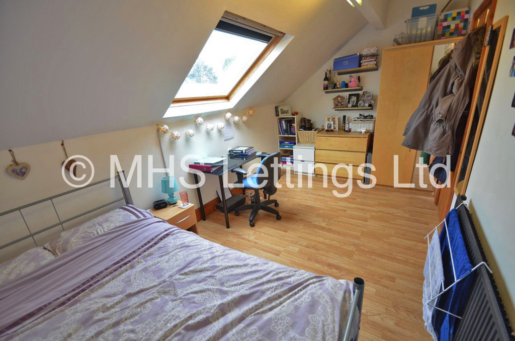 Photo of 7 Bedroom Mid Terraced House in 47 Richmond Avenue, Leeds, LS6 1DB