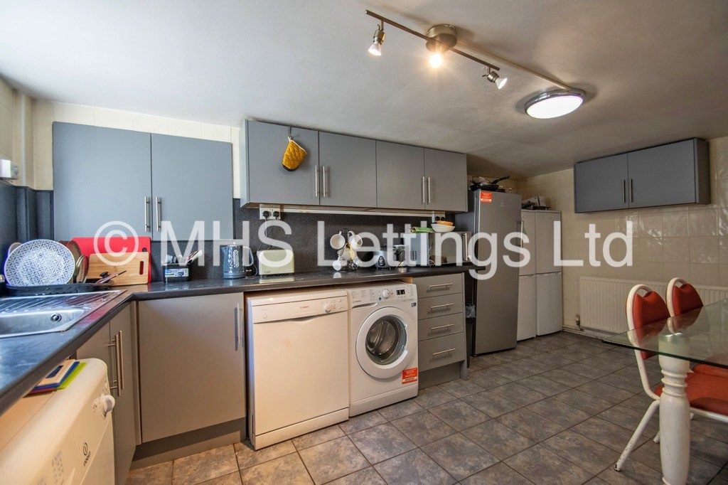 Photo of 7 Bedroom Mid Terraced House in 47 Richmond Avenue, Leeds, LS6 1DB