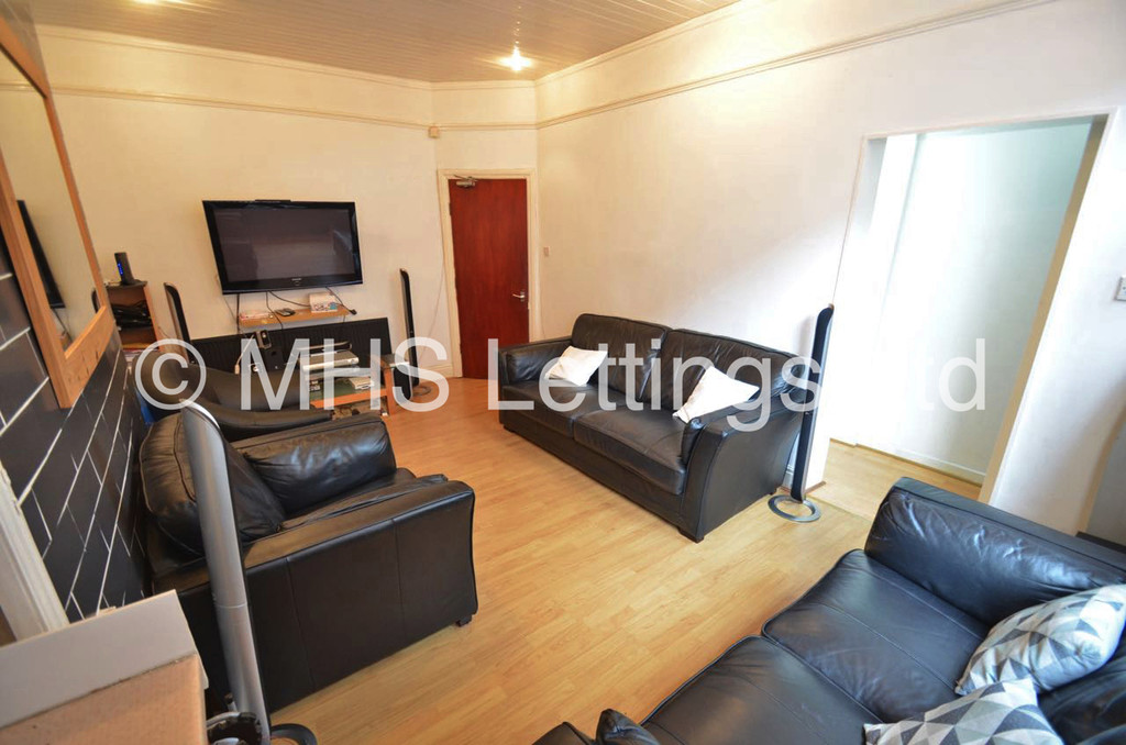 Photo of 7 Bedroom Mid Terraced House in 47 Richmond Avenue, Leeds, LS6 1DB