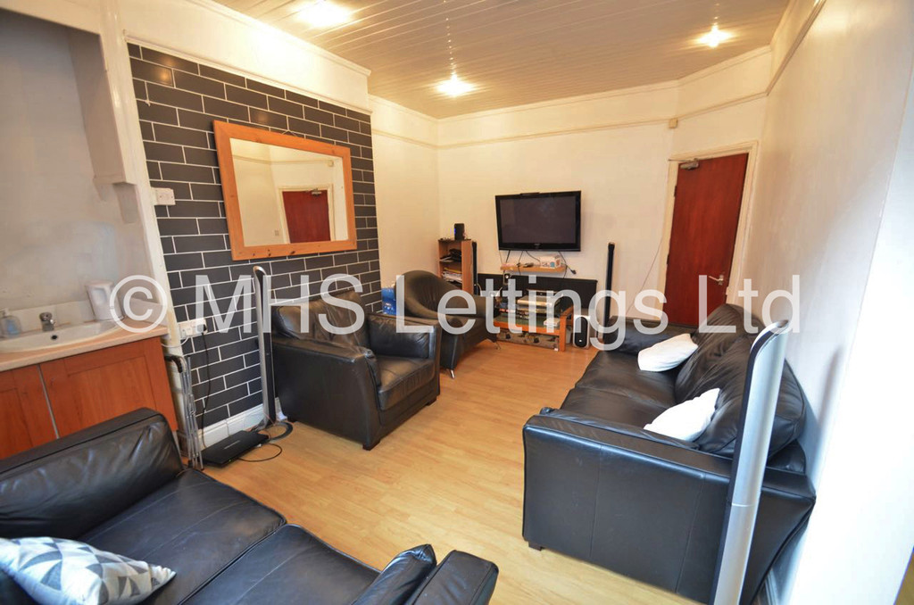 Photo of 7 Bedroom Mid Terraced House in 47 Richmond Avenue, Leeds, LS6 1DB
