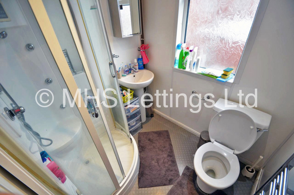 Photo of 7 Bedroom Mid Terraced House in 47 Richmond Avenue, Leeds, LS6 1DB