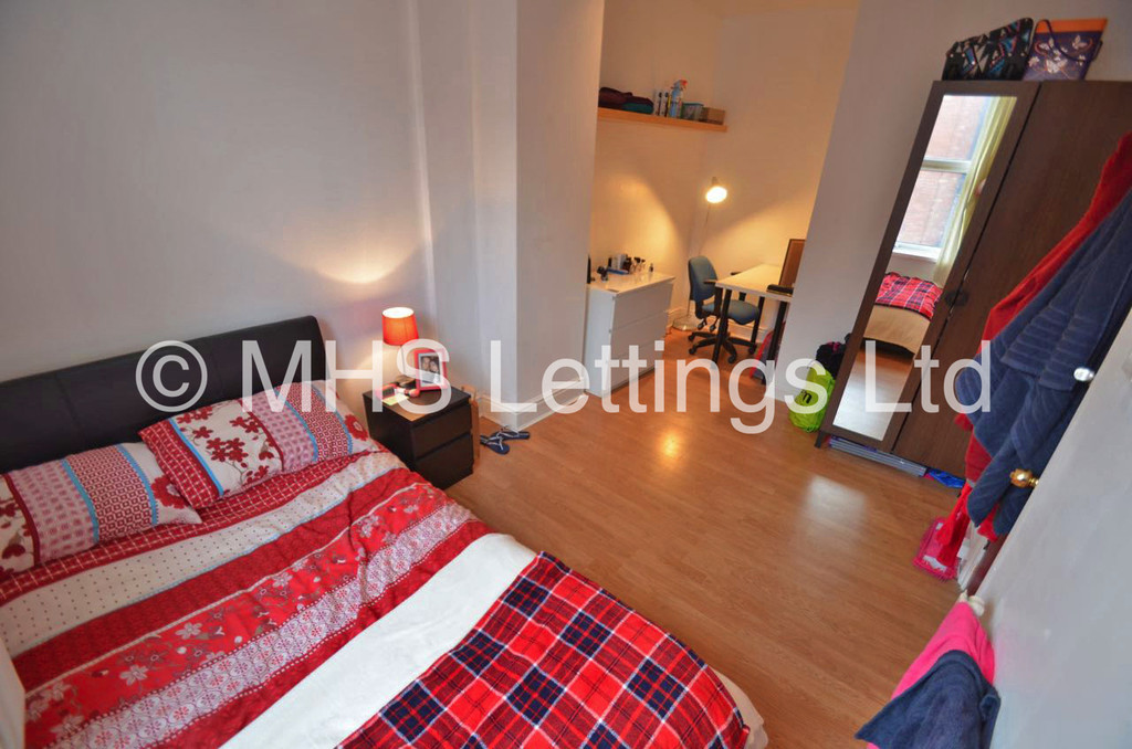 Photo of 7 Bedroom Mid Terraced House in 47 Richmond Avenue, Leeds, LS6 1DB