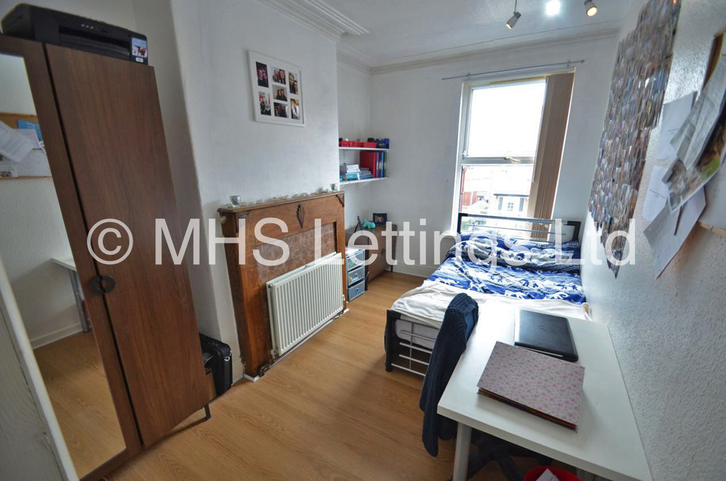 Photo of 7 Bedroom Mid Terraced House in 47 Richmond Avenue, Leeds, LS6 1DB