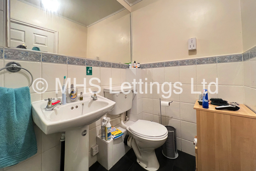 Photo of 1 Bedroom Shared House in Room 8, 16 Hanover Square, Leeds, LS3 1AP