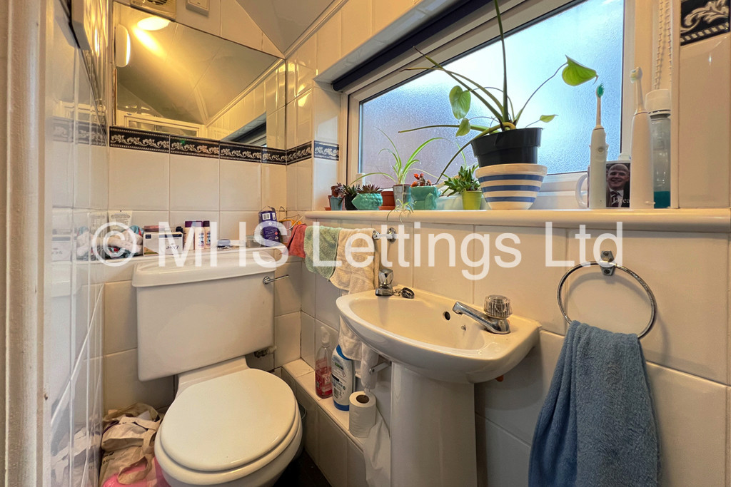 Photo of 1 Bedroom Shared House in Room 3, 16 Hanover Square, Leeds, LS3 1AP