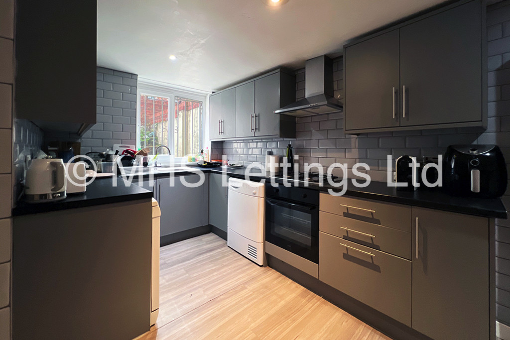 Photo of 7 Bedroom Mid Terraced House in 49 Richmond Avenue, Leeds, LS6 1DB