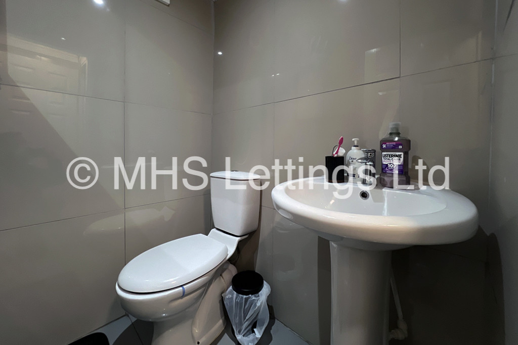 Photo of 7 Bedroom Mid Terraced House in 49 Richmond Avenue, Leeds, LS6 1DB