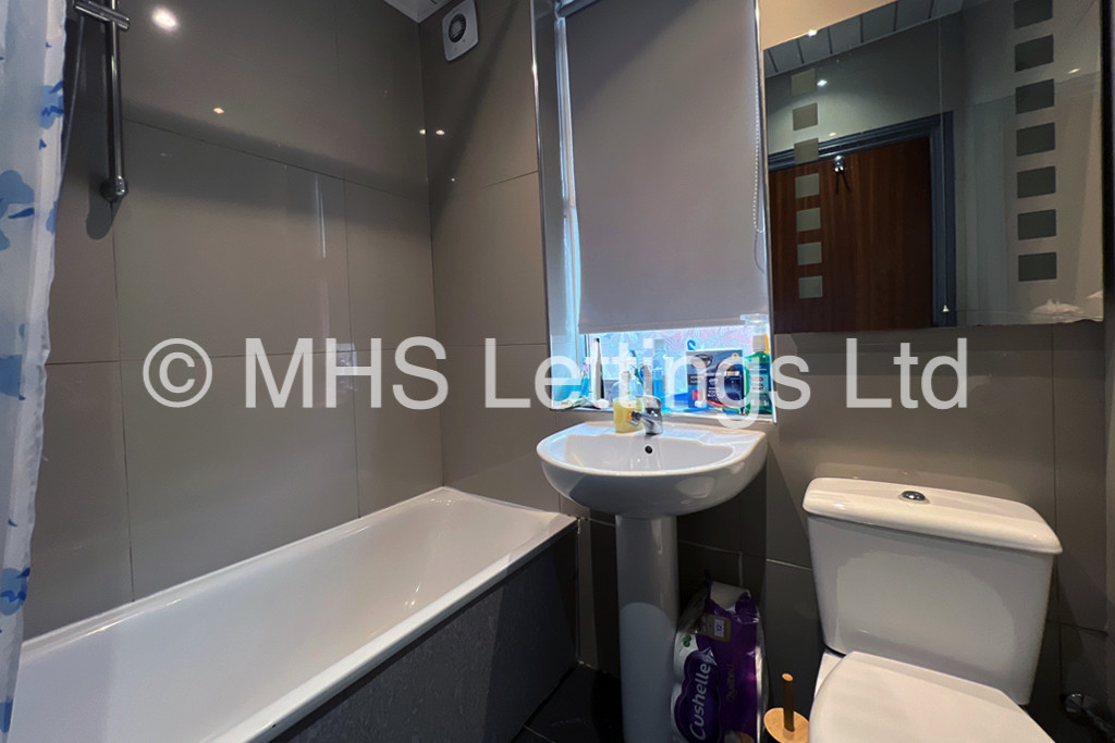 Photo of 7 Bedroom Mid Terraced House in 49 Richmond Avenue, Leeds, LS6 1DB