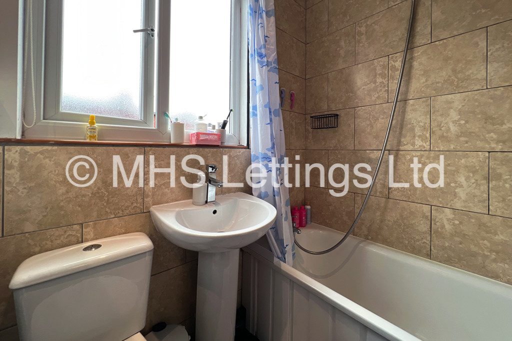 Photo of 7 Bedroom Mid Terraced House in 49 Richmond Avenue, Leeds, LS6 1DB