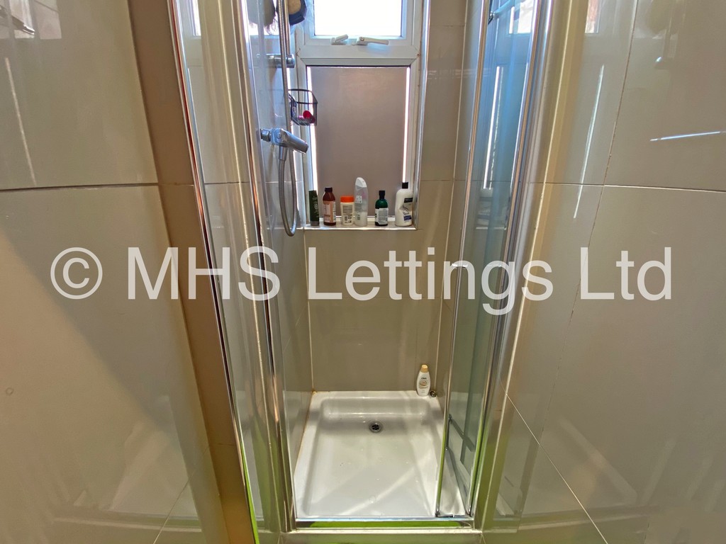 Photo of 7 Bedroom Mid Terraced House in 49 Richmond Avenue, Leeds, LS6 1DB