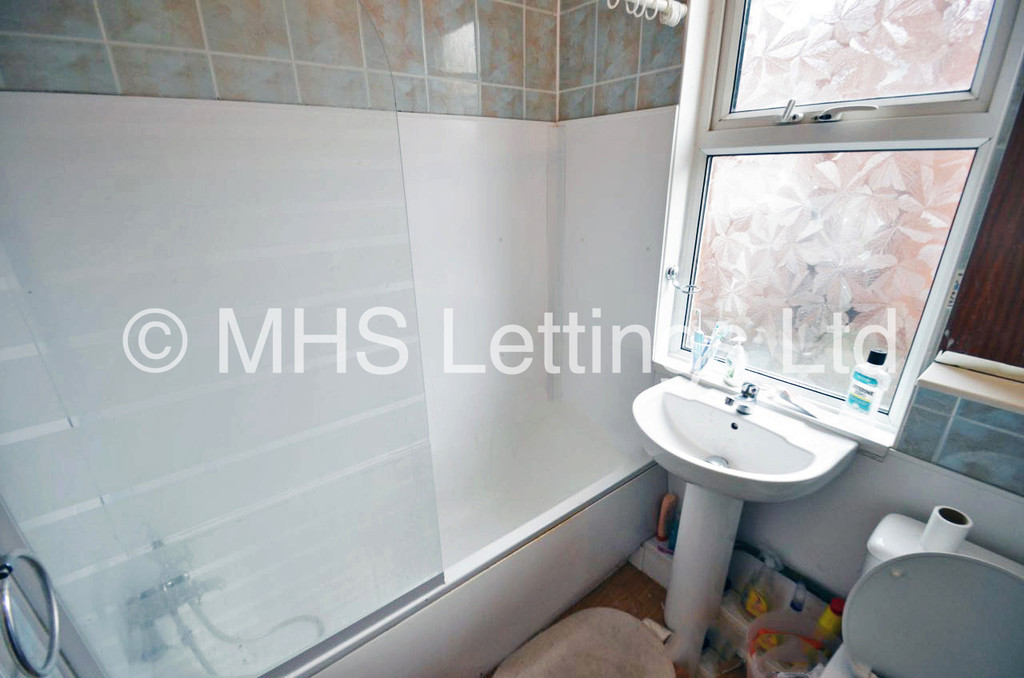 Photo of 7 Bedroom Mid Terraced House in 49 Richmond Avenue, Leeds, LS6 1DB
