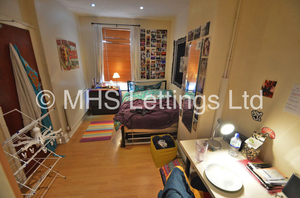 Photo of 7 Bedroom Mid Terraced House in 49 Richmond Avenue, Leeds, LS6 1DB