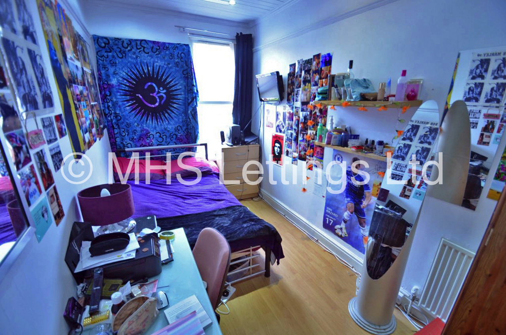 Photo of 7 Bedroom Mid Terraced House in 49 Richmond Avenue, Leeds, LS6 1DB