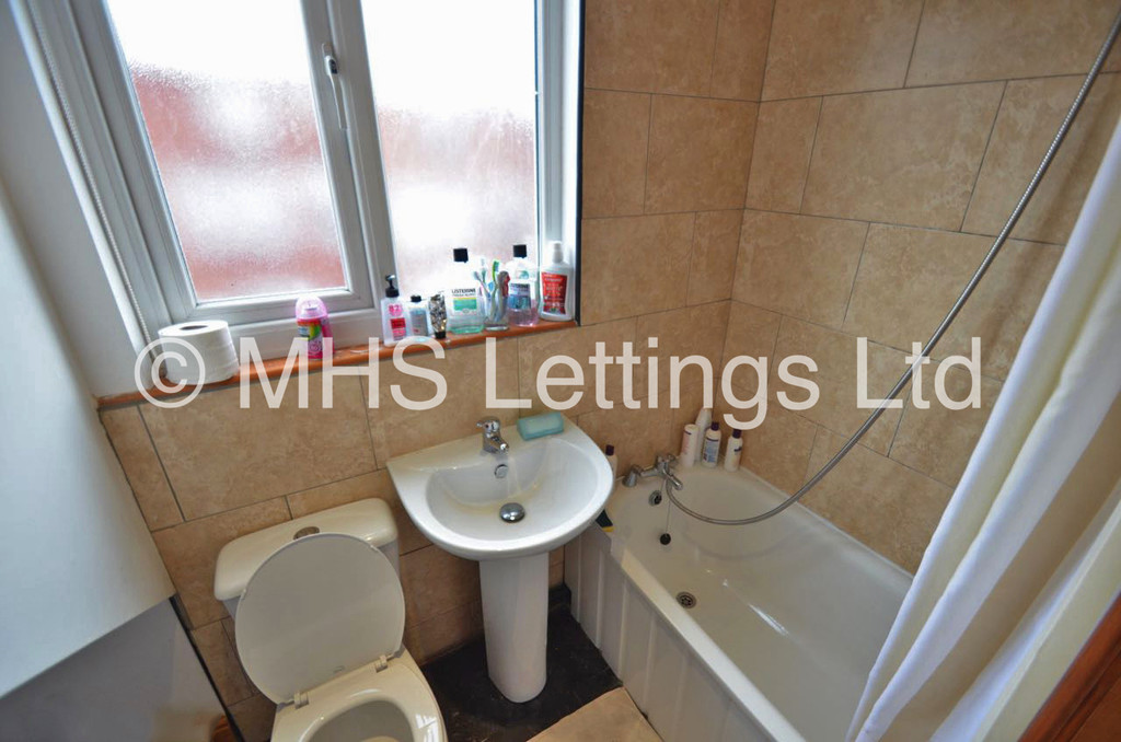 Photo of 7 Bedroom Mid Terraced House in 49 Richmond Avenue, Leeds, LS6 1DB