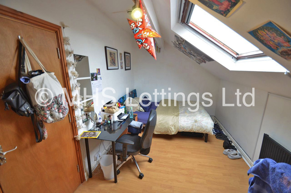 Photo of 7 Bedroom Mid Terraced House in 49 Richmond Avenue, Leeds, LS6 1DB