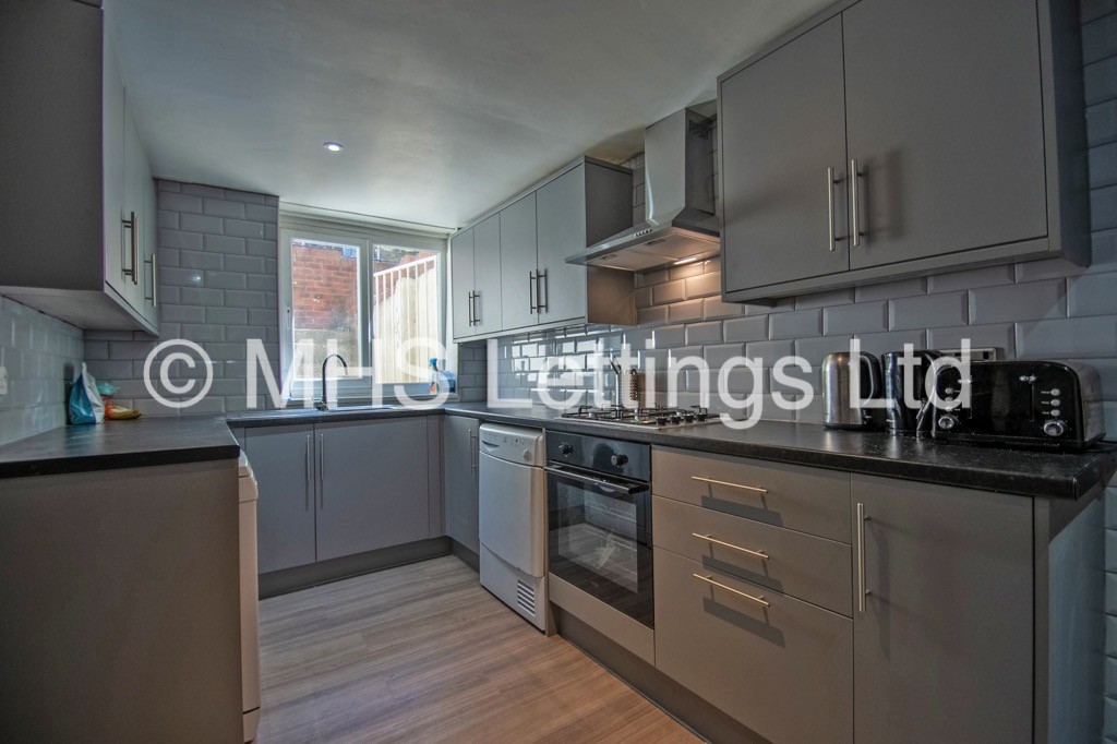 Photo of 7 Bedroom Mid Terraced House in 49 Richmond Avenue, Leeds, LS6 1DB