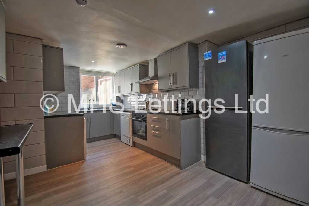 Photo of 7 Bedroom Mid Terraced House in 49 Richmond Avenue, Leeds, LS6 1DB