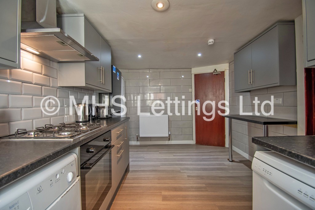 Photo of 7 Bedroom Mid Terraced House in 49 Richmond Avenue, Leeds, LS6 1DB