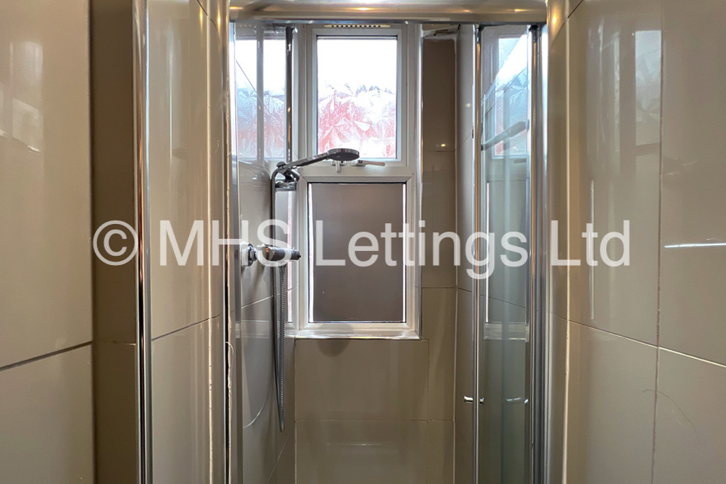 Photo of 7 Bedroom Mid Terraced House in 49 Richmond Avenue, Leeds, LS6 1DB